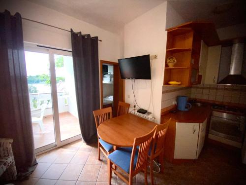 2 bedrooms, 4 beds