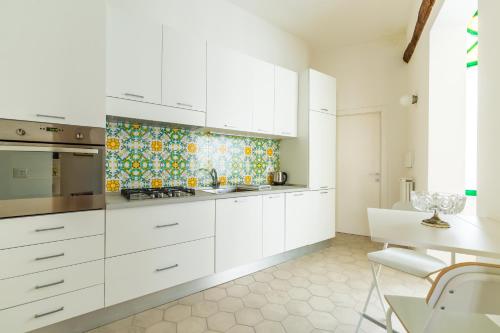 Three-Bedroom Apartment room in Nova Stylish House in center