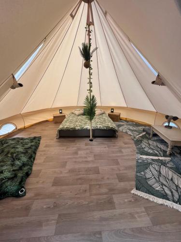 Le Tipi Tropical au bord de la rivière - Camping - Mios