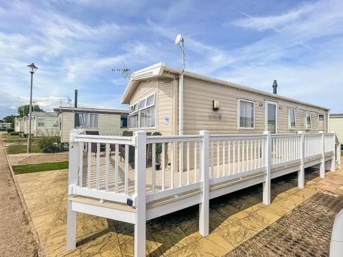 Lovely Caravan With Decking Wifi At Dovercourt Park, Essex Ref 44003bv