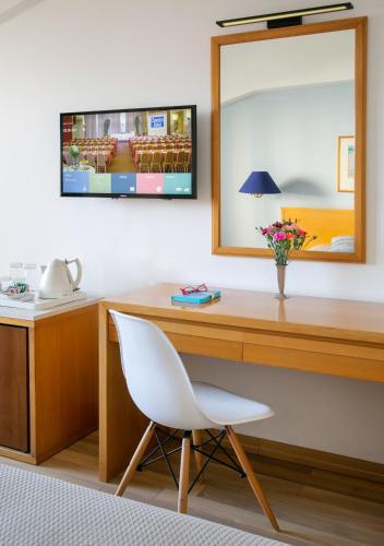 Standard Double or Twin Room image 6