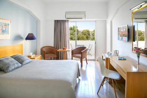 Standard Double or Twin Room image 4