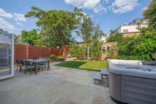 Stunning 3B2Ba Huge entertaining space and hottub!