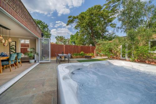 Stunning 3B2Ba Huge entertaining space and hottub! - Apartment - Raynes Park