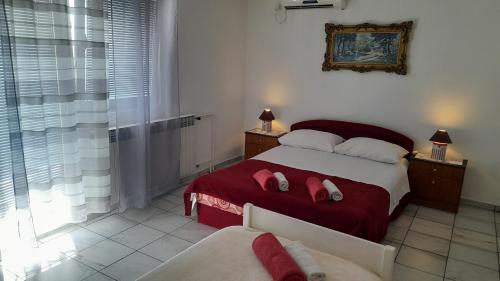 2 bedrooms, 5 beds