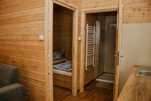 Vannas istaba, Domki w lesie nad Drawskim in Nowe Worowo
