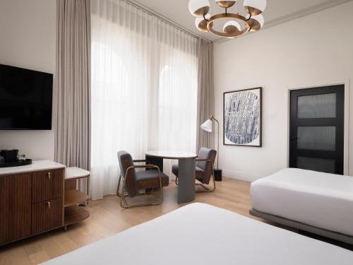 2 queen beds