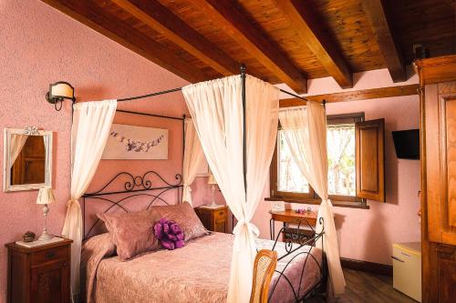 1 king bed, 1 twin bed