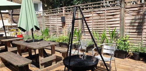 Barmy Badger Backpackers – London