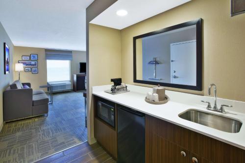 Hampton Inn Commerce/Novi - image 6