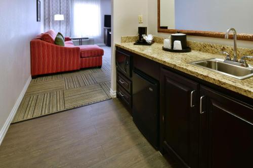 Queen Studio Suite with Two Queen Beds - Non-Smoking image 5
