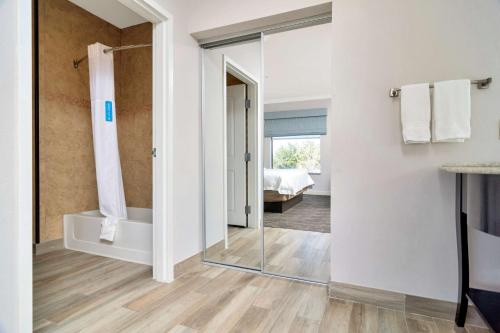 Hampton Inn & Suites Fort Worth-Fossil Creek - image 3