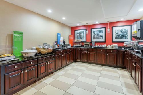Hampton Inn Groton/Mystic - image 9