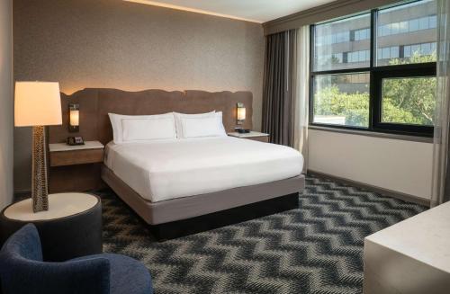 Junior King Suite with Seating Area image 2