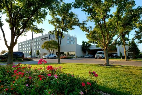 DoubleTree by Hilton Wichita Airport - Hotel - Wichita