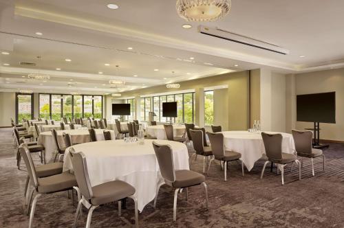 DoubleTree by Hilton Lincoln - image 2
