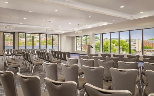 DoubleTree by Hilton Lincoln - image 11