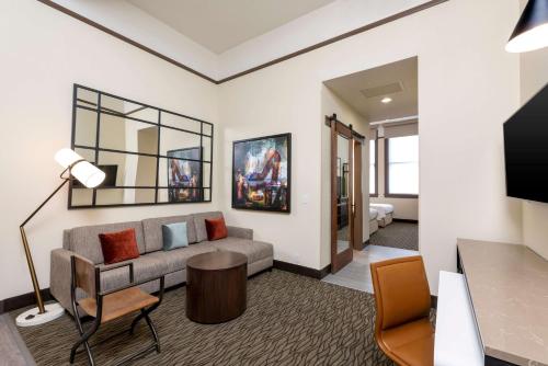 ホームウッド スイーツ バイ ヒルトン インディアナポリス - ダウンタウン2 QUEEN BEDS 1 BEDROOM SUITE NONSMOKING