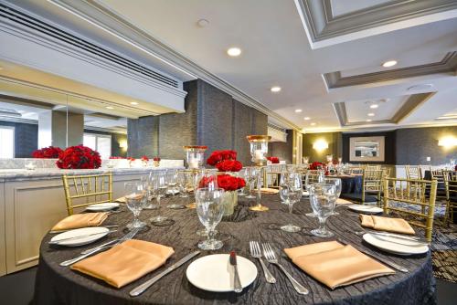 Hilton Checkers Los Angeles - image 3