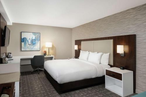 DoubleTree by Hilton Monrovia - Pasadena Area Room Type - King Room with Bath Tub - Non-Smoking
