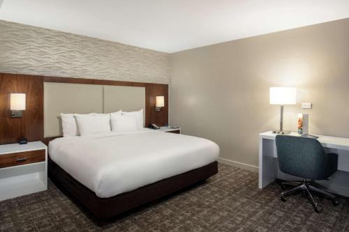 DoubleTree by Hilton Monrovia - Pasadena Area Room Type - King Room with Infinity Tub - Non-Smoking