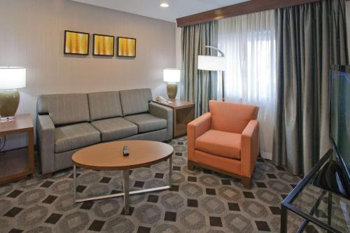 DoubleTree by Hilton Rosemead Room Type - Junior King Suite - Non-Smoking