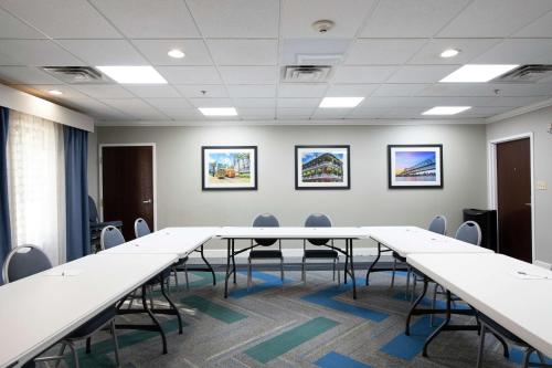 Hampton Inn and Suites Lafayette - image 13