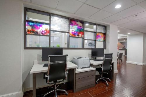 Hampton Inn and Suites Lafayette - image 10