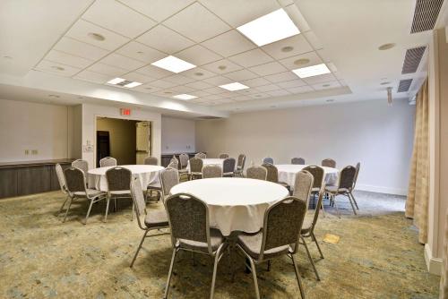Hilton Garden Inn Ridgefield Park - image 12