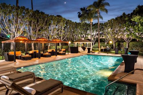 DoubleTree by Hilton Carson - Tap to explore photos