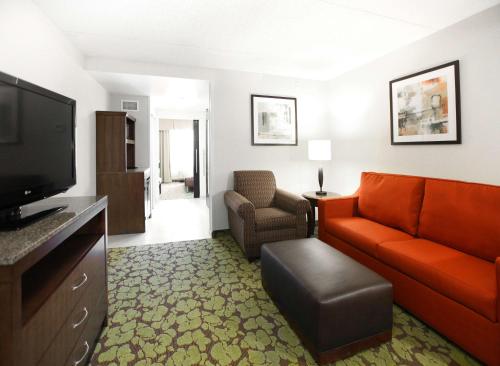1 king bed, 1 sofa bed