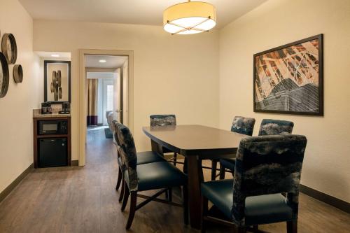 新奥尔良会议中心大使套房酒店 