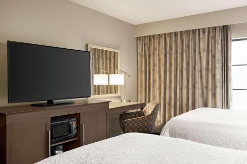 2 queen beds