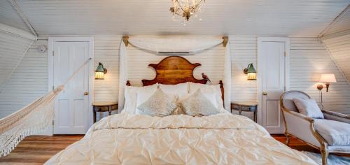 Fairytale Loft Suite 1 bed, 1 bath Luxury Apartment in Downtown Belmont