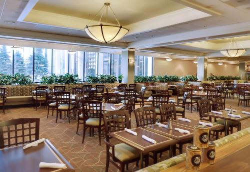 DoubleTree by Hilton Hotel & Executive Meeting Center Omaha-Downtown - image 6