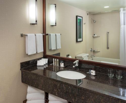DoubleTree Suites by Hilton Hotel & Conference Center Chicago-Downers Grove in Downers Grove, USA