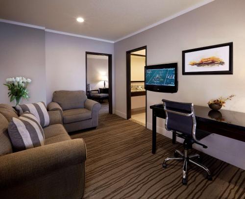 DoubleTree by Hilton Claremont - image 8