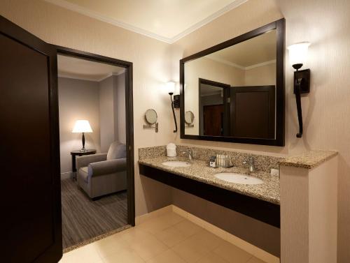 DoubleTree by Hilton Claremont - image 13