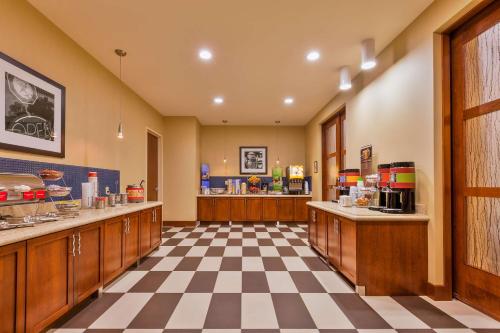 Hampton Inn & Suites Owensboro Downtown/Riverside - image 2