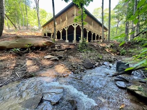 Sliding Rock -A Creekside Cottage w7 acres, Waterfalls & Hiking