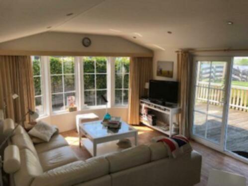  Waterchalet number 6 Recreationpark Yn´e Lijte Grou met ligplaats boot, Unterkunft in Grou