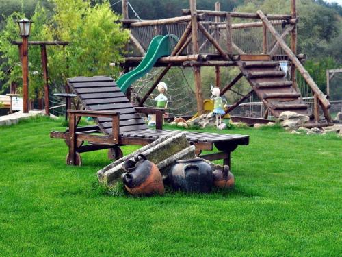Spēļu laukums, Къмпинг за Каравани и Кемпери Барите - Caravan Pitch Park Barite in Kipra