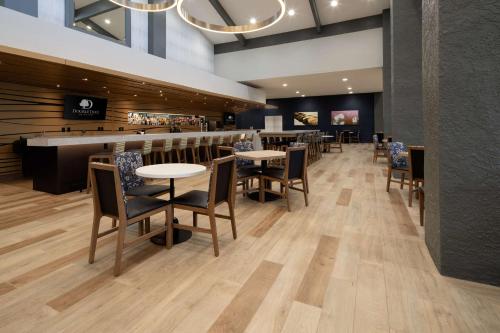 DoubleTree by Hilton Bakersfield - image 14