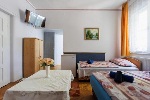 1 queen bed, 2 twin beds