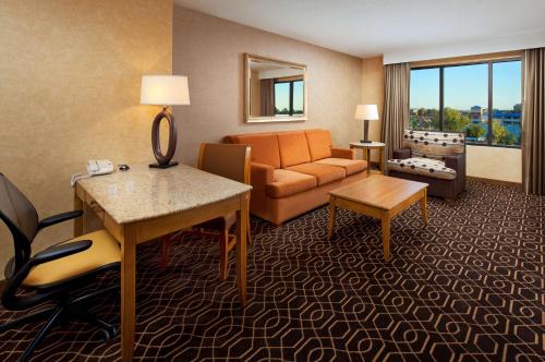 DoubleTree Suites by Hilton Anaheim Rsrt - Conv Cntr Room Type - One-Bedroom Queen Suite with Sofa Bed