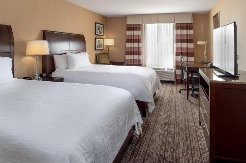 2 queen beds