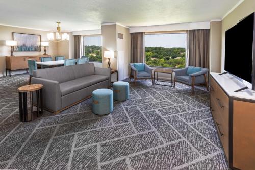 DoubleTree by Hilton Tulsa at Warren Place - image 2