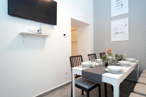 Stylish NEW home with view on New York Palace - image 7
