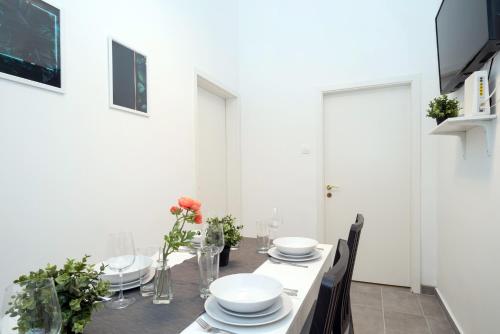 Stylish NEW home with view on New York Palace - image 4
