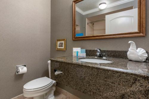 Hampton Inn by Hilton Ukiah Room Type - King Room with Balcony - Non-Smoking